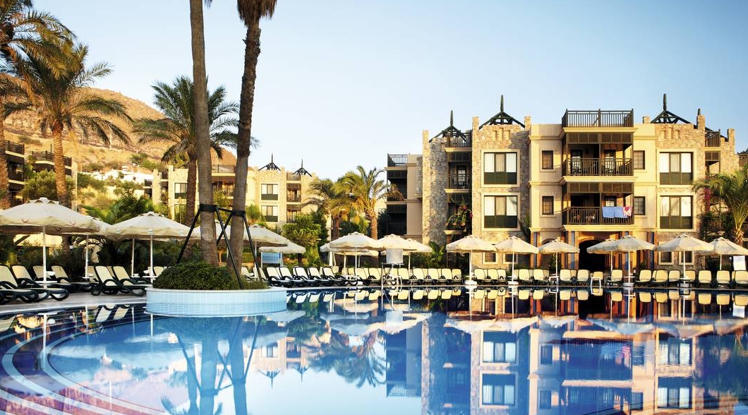 Amazing outdoor swimming pool