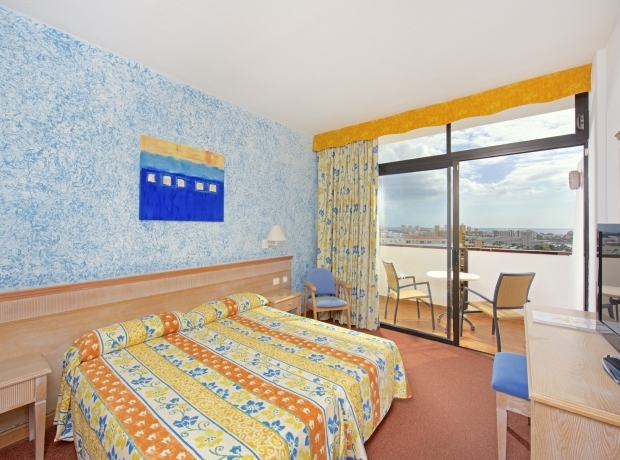 Enjoy moments of relaxation in the pleasant and colourful rooms of Iberostar Las Dalias