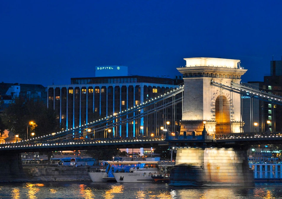 Exterior view by night